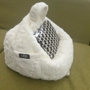 UGG TEXTURED TABLET POUF